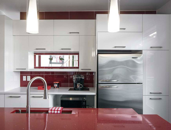 Armoire de cuisine blanche et un comptoir rouge